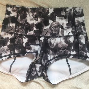 Lululemon High Rise Wunder Under Shorts Size 10